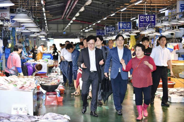 김병수 김포시장 13일 대명항 소통회의 주재-수산물직판장 방문