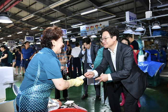 김병수 김포시장 13일 대명항 소통회의 주재-수산물직판장 방문