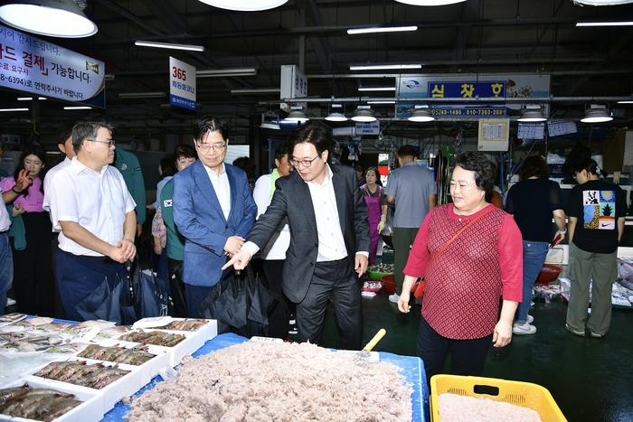 김병수 김포시장 13일 대명항 소통회의 주재-수산물직판장 방문