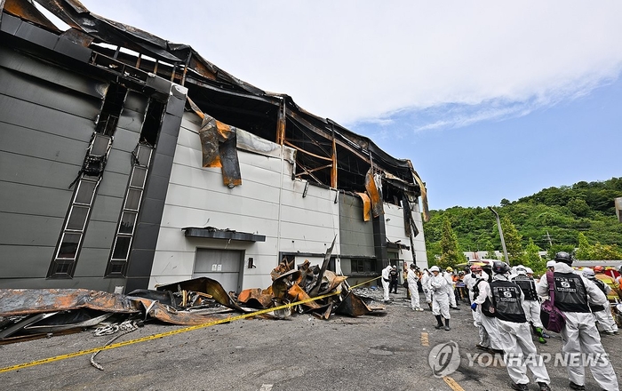 자료사진. 경찰이 23명의 사망자가 발생한 경기 화성시 일차전지 업체 아리셀 공장 화재 사고 현장을 감식 중이다. 이 시설은 과거 소방시설 자체점검