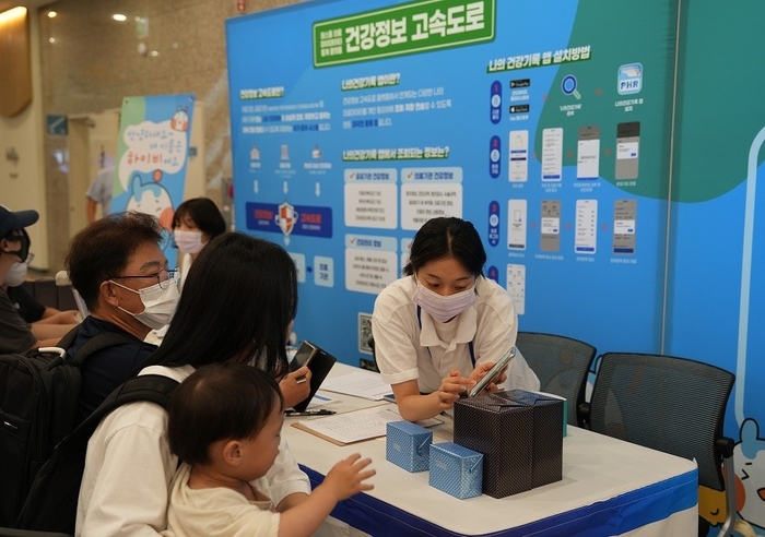 1층 로비에서는 개통식을 기념하여 환자와 내원객에게 '나의건강기록' 앱을 통한 건강정보 고속도로 활용방법을 알리는 홍보부스를 운영했다.