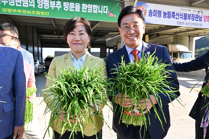 전진선 양평군수-송미령 농림축산식품부 장관(오른쪽)