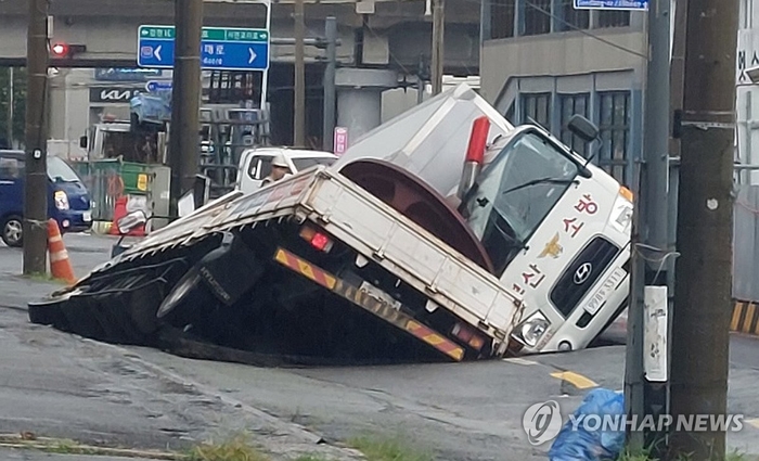 자료사진. 21일 오전 부산 사상구 한 도로에서 가로 10ｍ, 세로 5ｍ, 깊이 8m가량의 대형 싱크홀이 발생했다.