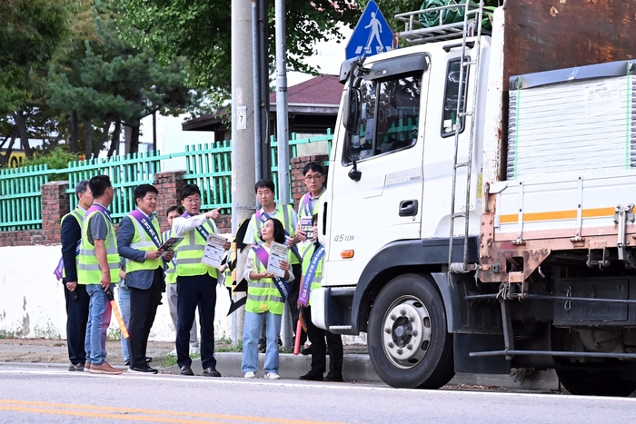 이민근 안산시장 고잔동 대형차 불법주정차 근절 현장계도