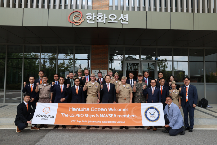 미국 해군 함정사업을 주관하는 장성단이 27일 경기도 시흥에 위치한 한화오션 시흥R&D캠퍼스를 방문, 세계 최고 수준의 R&D 시설을 직접 눈으로 확인했