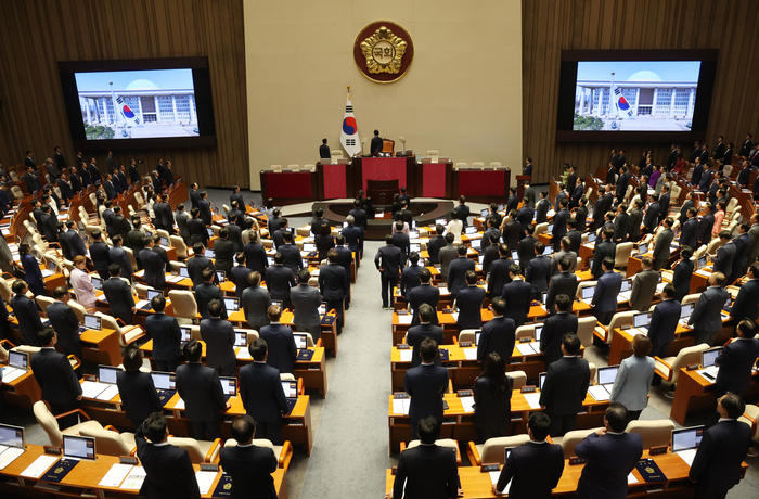 2일 국회 본회의장에서 열린 제22대 국회 개원식 겸 제418회국회(정기회) 개회식에서 의원들이 애국가를 부르고 있다. 연합뉴스