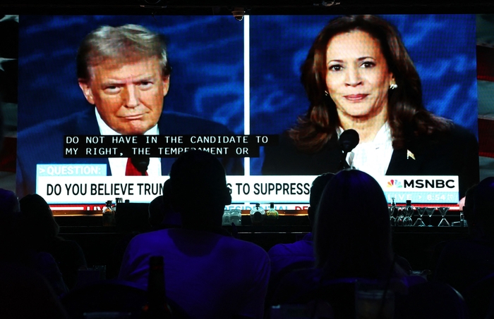 US-AMERICANS-WATCH-THE-FIRST-DEBATE-BETWEEN-DONALD-TRUMP-AND-KAM