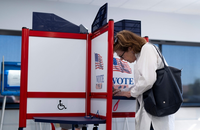 US-MINNESOTANS-HEAD-TO-THE-POLLS-ON-FIRST-DAY-OF-EARLY-VOTING-IN