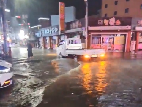 249㎜ 폭우에 잠긴 서산시 읍내동 도로