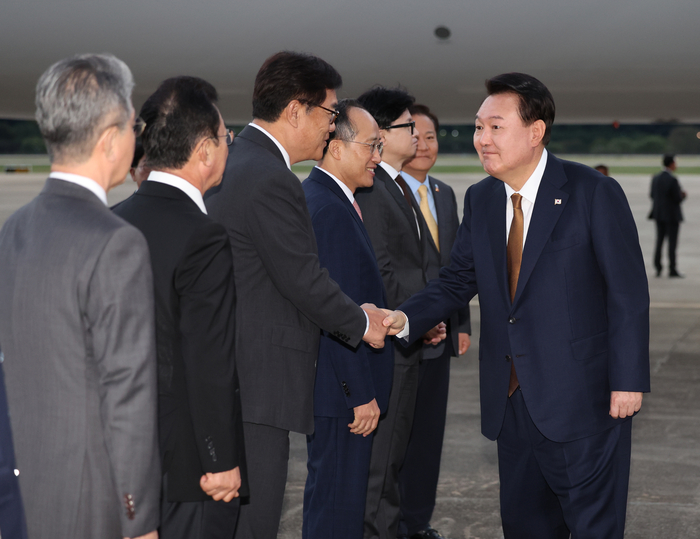 윤석열 대통령, 정진석 비서실장과 인사