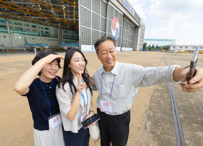 대한항공은 9월 27일부터 3개월 간 총 3회에 걸쳐 임직원 60가족 총 180여 명을 대상으로 '2024년 부모님 초청 행사'를 개최한다. 사진은 지난 27일 행사