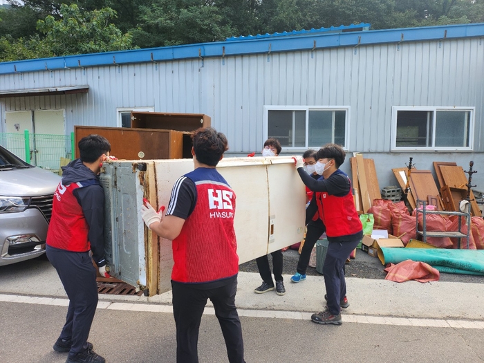 지난달 28일 대구시 달성군 옥포읍 소재 주거 취약 세대를 방문한 HS화성 자원봉사단이 '사랑의 집수리' 봉사활동을 펼치고 있다.