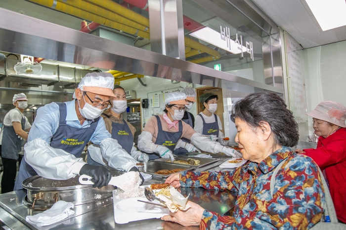 한국사회보장정보원, '노인의 날' 맞아 어르신 위한 배식 봉사