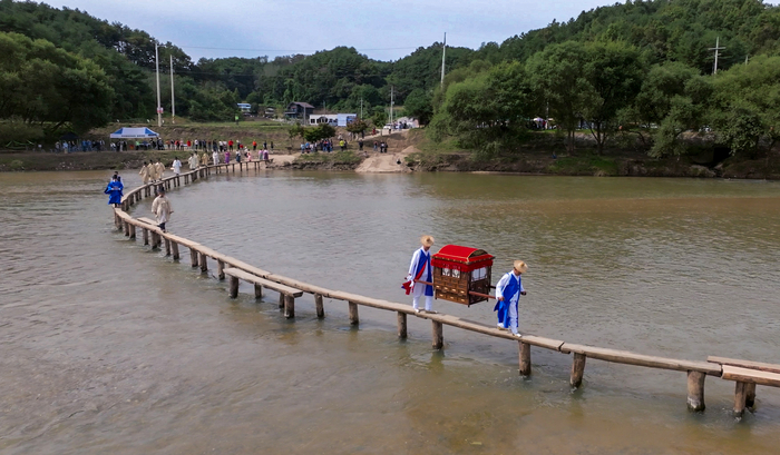 지난해 사진)영주 무섬외나무다리 전통혼례 재연행사