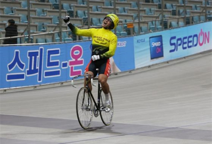 정종진 경정선수 결승선 통과한 뒤 환호