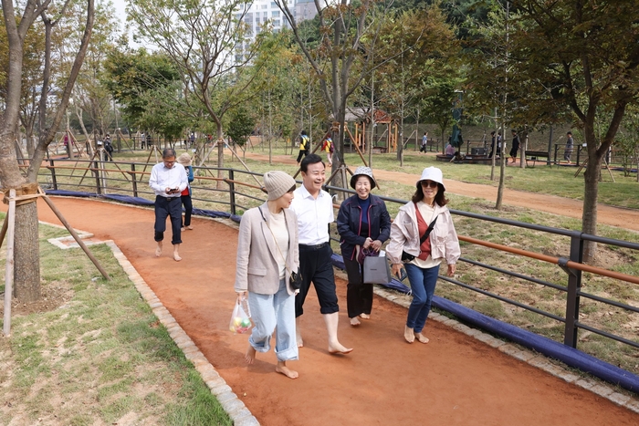 의왕시 7일 백운밸리 연결녹지 황톳길 개장식 개최