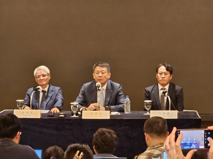 지난달 19일 서울 소공동 롯데호텔에서 열린 고려아연 공개매수 관련 기자간담회에서 김광일 MBK파트너스 부회장(가운데)이 발언하고 있다.