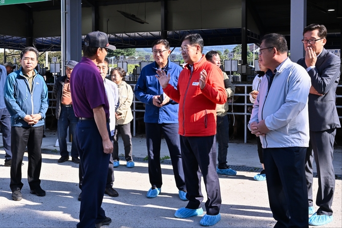 전진선 양평군수 9일 재개장한 양평축산농협 가축시장 격려방문