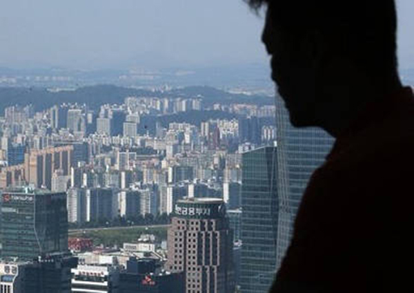 최근 공개 매수를 통한 자진 상장폐지를 추진, 증시를 떠나는 알짜기업들이 급격하게 늘어나고 있다.