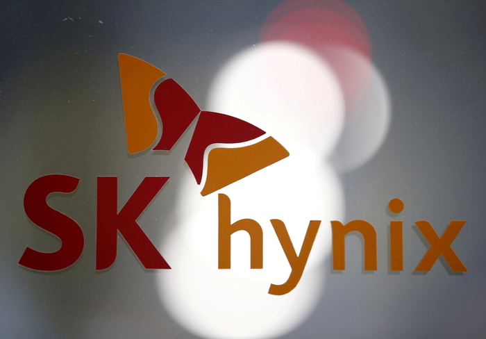 FILE PHOTO: FILE PHOTO: The logo of SK Hynix is seen at its headquarters in Seongnam