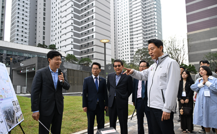 오세훈 서울시장(사진 가운데)이 서울 강동구 올림픽파크포레온을 찾아 사전점검을 하고 있다.