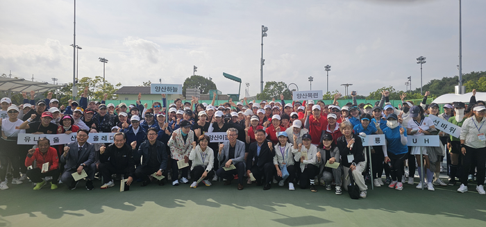 경동도시가스가 17일 울산 남구 문수테니스장에서 개최한  '제21회 경동도시가스배 가스안전 여성테니스대회'에서 참석자들이 기념촬영하고 있다.