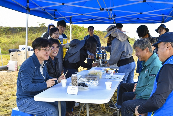 김병수 김포시장 17일 시민과 함께 자광벼 베기 참여