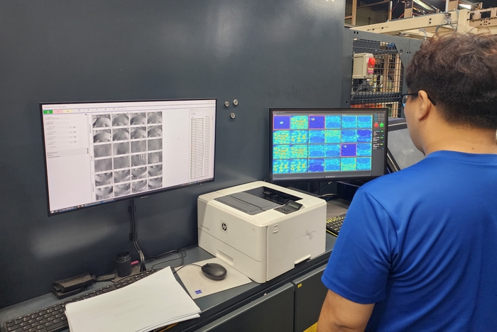 넥센타이어 직원들이 AI 제품 검사 자동화 플랫폼을 이용해 제품의 결함 유무를 판정하고 있다.