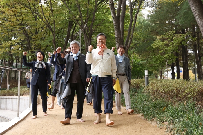 의왕시 21일 갈미문학공원 맨발걷기길 개장식 개최