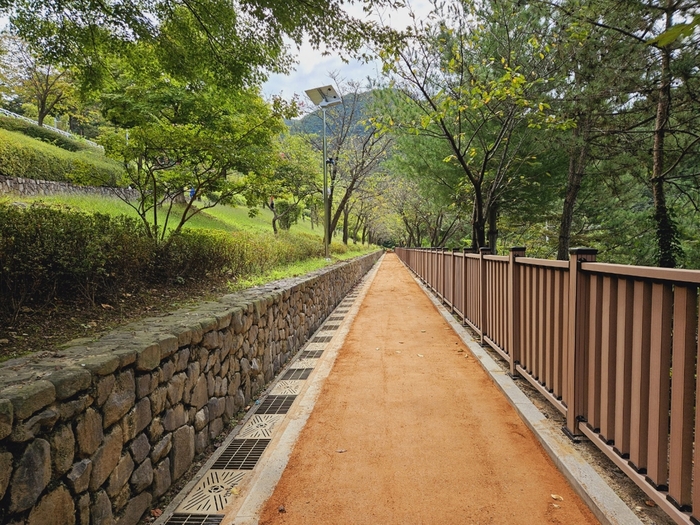 안양시 병목안시민공원에 맨발산책길-황토체험장 조성