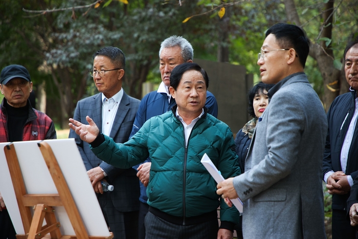 주광덕 남양주시장 23일 지금동 황금산 맨발걷기 길 현장점검