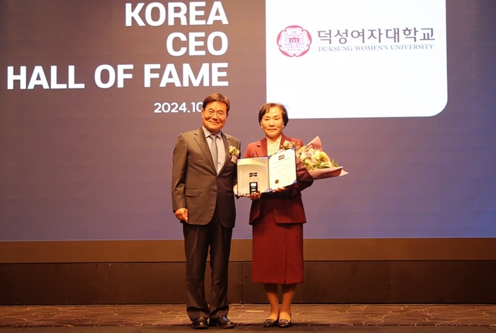 김건희 덕성여대 총장(오른쪽), 조동성 산업정책연구원 이사장