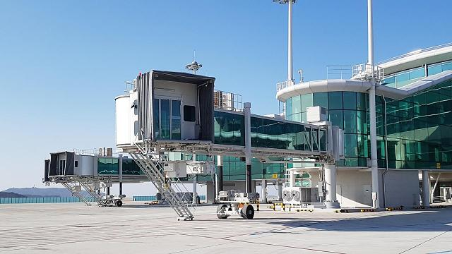 인천국제공항 제2 여객 터미널에 설치된 항공기 탑승교. 사진=현대로템 제공