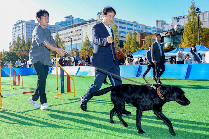 이동환 고양특례시장 26일 2024고양 동물교감치유 문화제 어질리티 시범