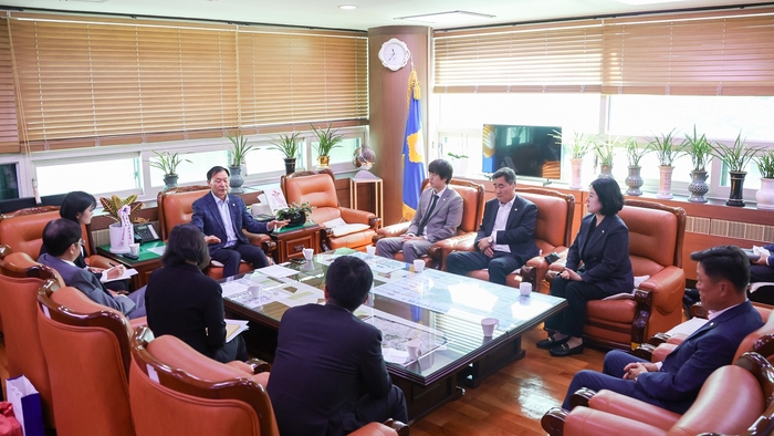 안산시의원들 25일 안산시의회 방문한 주한중국대사관 총영사 일행 접견