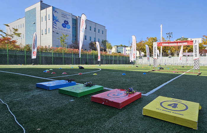 한국항공대학교 교내 풋살장에 마련된 FPV 레이싱 경기장. 사진=박규빈 기자