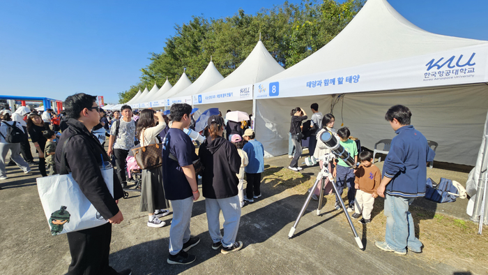 한국항공대학교가 수색 비행장에서 개최한 '제1회 활주로 축제'에 참가한 관람객들이 현장 부스 앞에 인파가 몰린 모습. 사진=박규빈 기자