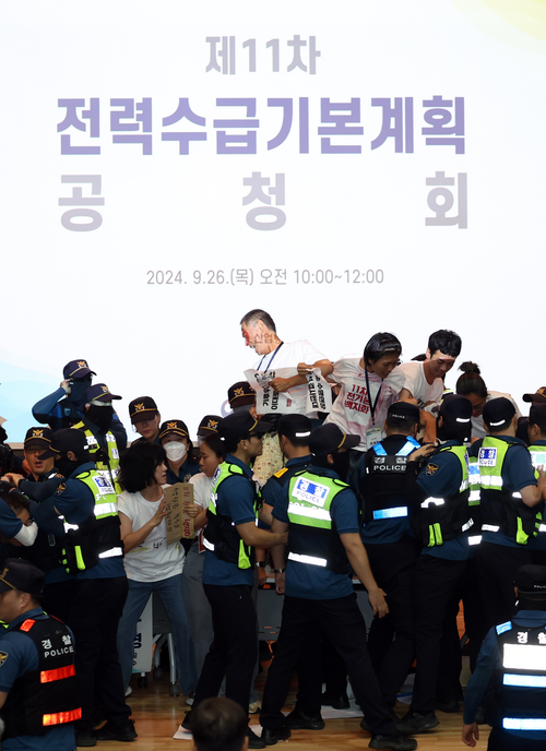 환경단체 회원들이 26일 오전 정부세종청사 12동 대강당에서 열린 제11차 전력수급기본계획 공청회에서 시작에 앞서 “핵발