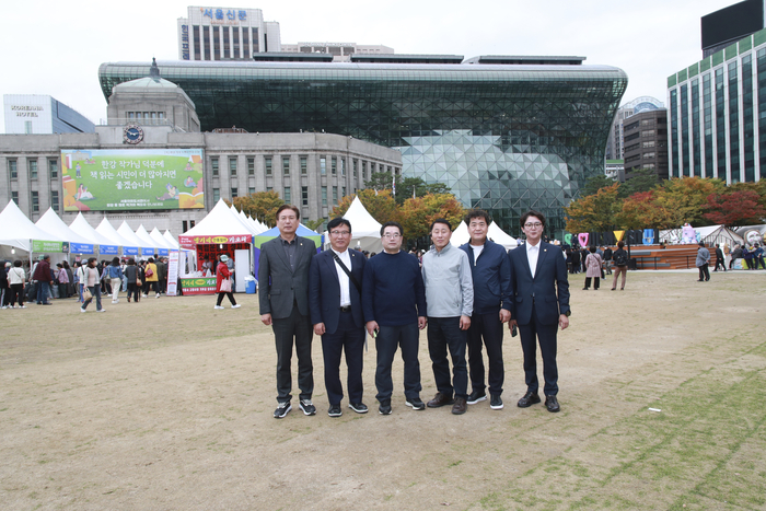 안동시의회 경제도시위원회, 서울서 열린 안동 농축특산물 직거래 장터 방문