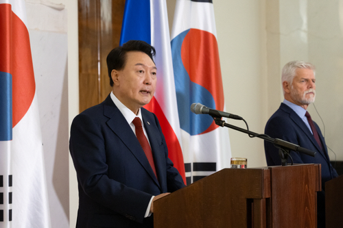 윤석열 대통령이 지난달 19일(현지시간) 체코 프라하성에서 열린 페트르 파벨 체코 대통령과의 한·체코 정상 공동기자회견에서 발언하고 있다. 연합뉴