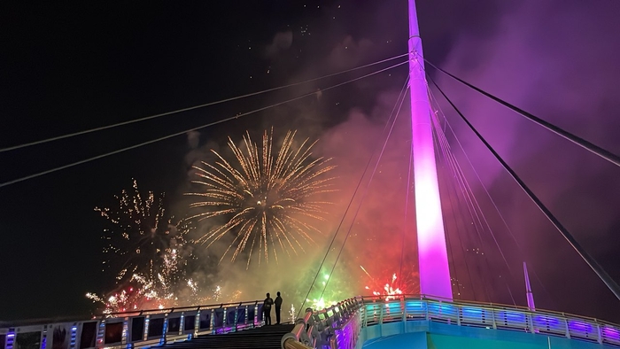 마산 합포만 밤하늘 수놓은 불꽃… 축제에 5000명 넘는 인파 몰려