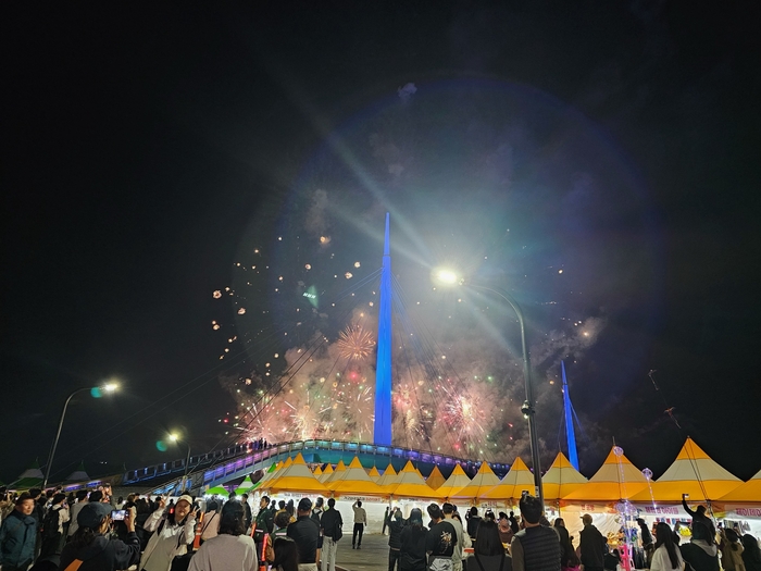 마산 합포만 밤하늘 수놓은 불꽃… 축제에 5000명 넘는 인파 몰려