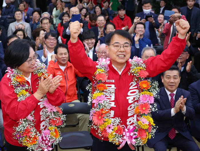 금정서 꽃다발 목에 건 국민의힘 윤일현