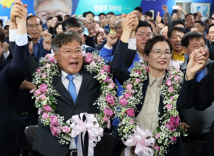 화환 받은 영광군수 장세일 후보