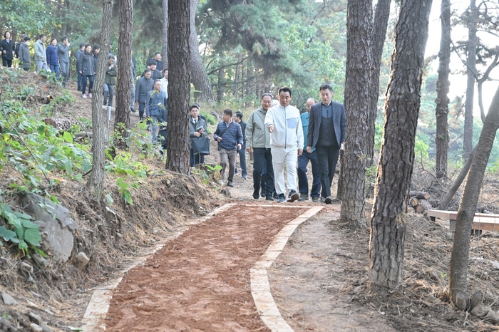 백영현 포천시장 반월산성 맨발둘레길 현장점검