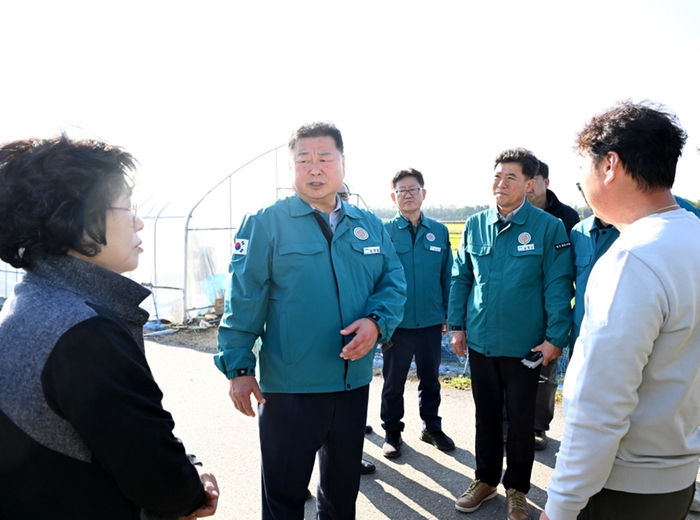 김경일 파주시장(가운데) 대남확성기 소음 피해 대성동마을 방문