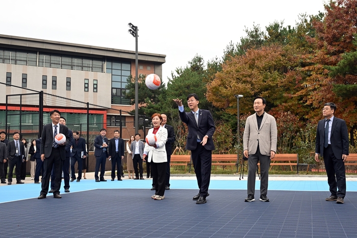 안산시 상록구 소재 송호고에서 '미래형 학교운동장' 개장식 개최