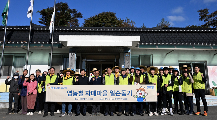 서국동 대표이사(사진 앞줄 왼쪽 다섯 번째)와 헤아림봉사단이 뱅길이마을 주민들과 기념사진 촬영을 하고 있다.