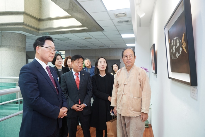 강수현 양주시장 5일 양주시 오픈갤러리 제1회 나전미술전 관람