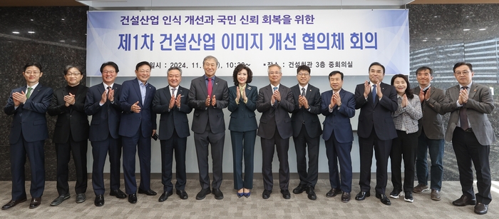 협의체 회의 기념사진. 왼쪽부터 한국토지주택공사 이상욱 부사장, 한국건설기술연구원 곽기석 부원장, 한국도로공사 박종건 부사장, 한국건설기술인